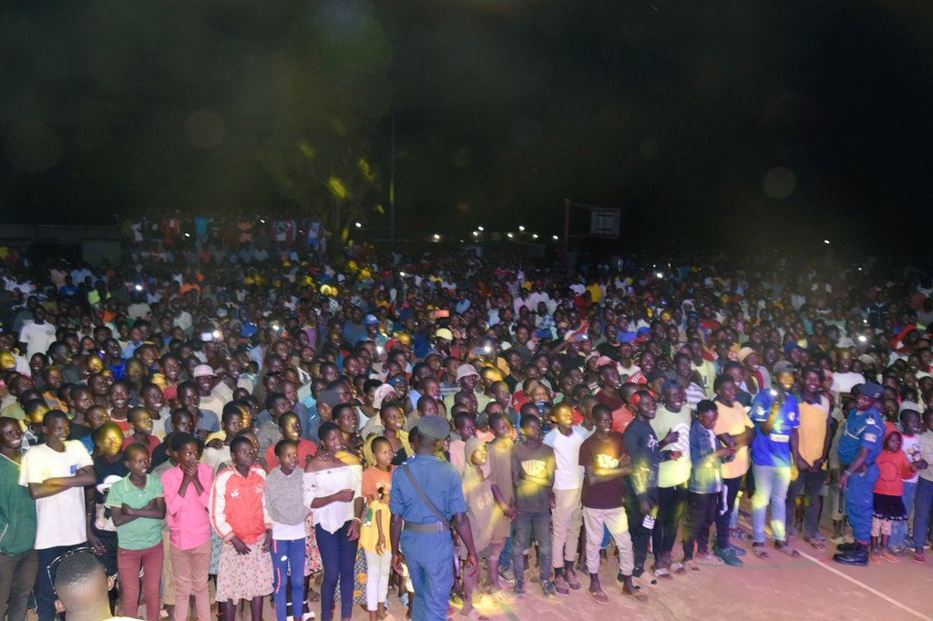 UEauBurundi's tweet photo. 3/Chaque étape de la #CaravaneBurundiUE se termine par un moment festif. Cette fois-ci c'est avec le public de @RutanaProvince avec le concert des artistes @satb257, @meiliofficial_ et @MutimaComedien qui ont assurés le show https://t.co/vG26qjA3Lj
