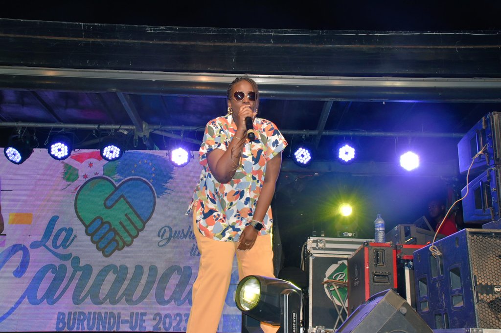 UEauBurundi's tweet photo. 3/Chaque étape de la #CaravaneBurundiUE se termine par un moment festif. Cette fois-ci c'est avec le public de @RutanaProvince avec le concert des artistes @satb257, @meiliofficial_ et @MutimaComedien qui ont assurés le show https://t.co/vG26qjA3Lj