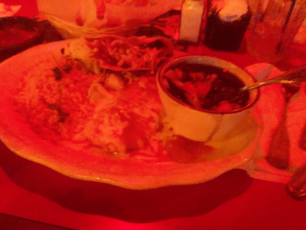yusuke__pococha's tweet photo. 早めの夜ご飯
メキシコ料理食べた
上に乗ってるのがタコス
左にあるのがご飯
その隣にあるのがエンチラーダ
※エンチラーダは通常タコスで使われてるものでビーフかチキンが包んであるが今回はピーマンが中に入ってて種をくり抜いてチーズが詰め込まれてた
美味かった(*´﹃｀*) https://t.co/qEbcs9T4TJ