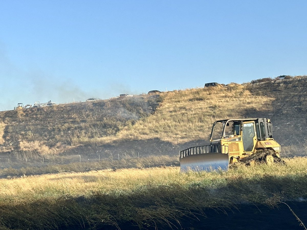 AlamedaCoFire's tweet photo. At 5:37pm, ACFD along with @calfireSCU were called to Grant Line Road in the Altamont for a vegetation fire.

The fire spread to 27 acres before it was stopped.

No homes were threatened and injuries to firefighters. 
#ALCOFIRE 
#ALCOfirefighters
#CALFIRE #LPFD #Dozer17 https://t.co/cZw78xAFzJ