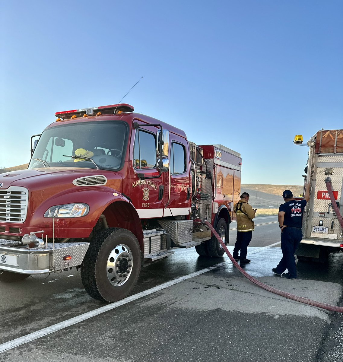 AlamedaCoFire's tweet photo. At 5:37pm, ACFD along with @calfireSCU were called to Grant Line Road in the Altamont for a vegetation fire.

The fire spread to 27 acres before it was stopped.

No homes were threatened and injuries to firefighters. 
#ALCOFIRE 
#ALCOfirefighters
#CALFIRE #LPFD #Dozer17 https://t.co/cZw78xAFzJ