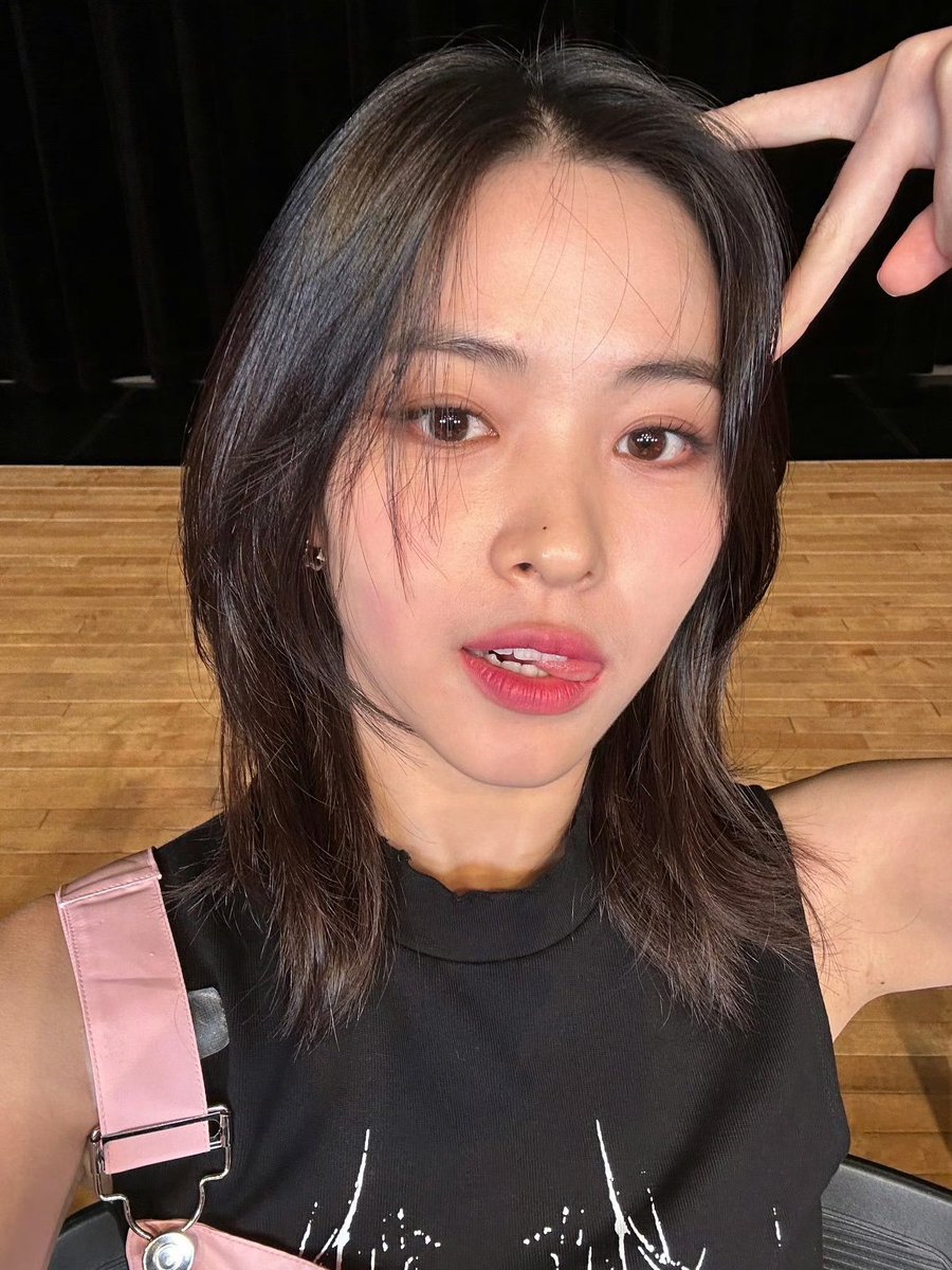 FishBubble__'s tweet photo. Yesterday, I asked her if she could post a “cat ear” selfie after the signing, and she said, “I don't have a good memory, so I will post it if I remember it.”
Shin Ryujin, you even spit your tongue…Heart Robber…

#있지 #ITZY 
#류진 #RYUJIN https://t.co/kQr4xcEZ0J