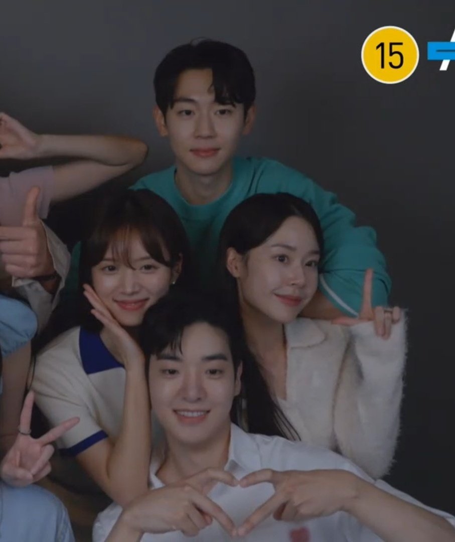 coffeecoughe's tweet photo. jumi resting her arm on jiwon's lap 🤝🏻 jiwon resting his arm on jumi's shoulder #heartsignal4 https://t.co/exZgQRNyG8