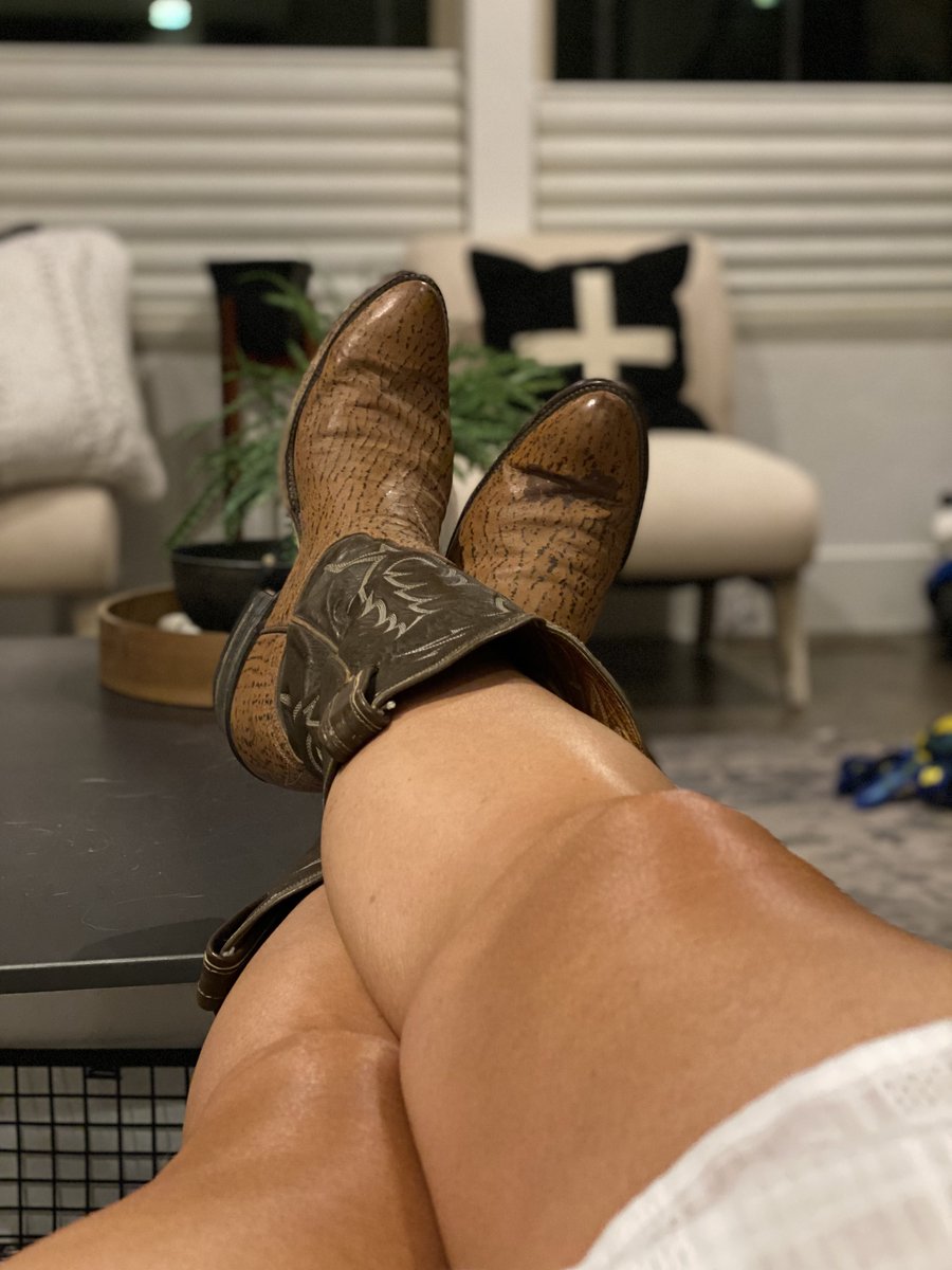 fabfooted's tweet photo. Who wants to see me take off these boots and smell these stinky feet inside? https://t.co/NrbxedqKZU
