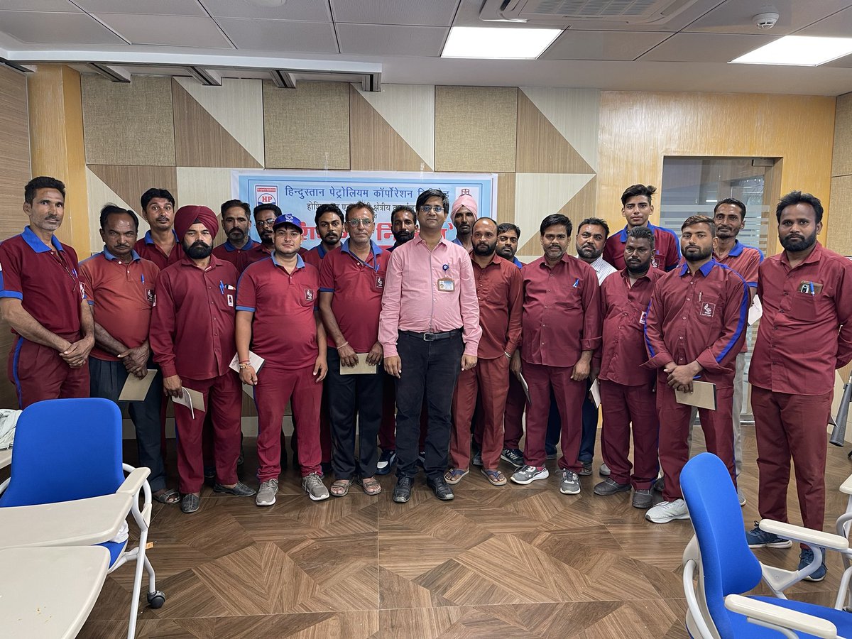 KkK_'s tweet photo. Delivery men are the face of our Corporation #HPCL #HPGas. Organised a training session at Bhatinda as per digitalisation and usage of VitranXP. Customer safety and service for timely delivery and PDC checks was focused  @NZLPGSBU @HpclHspr @Dharmendra_1967 @HPCL @anujjain1906 https://t.co/q7tVLwDRsB