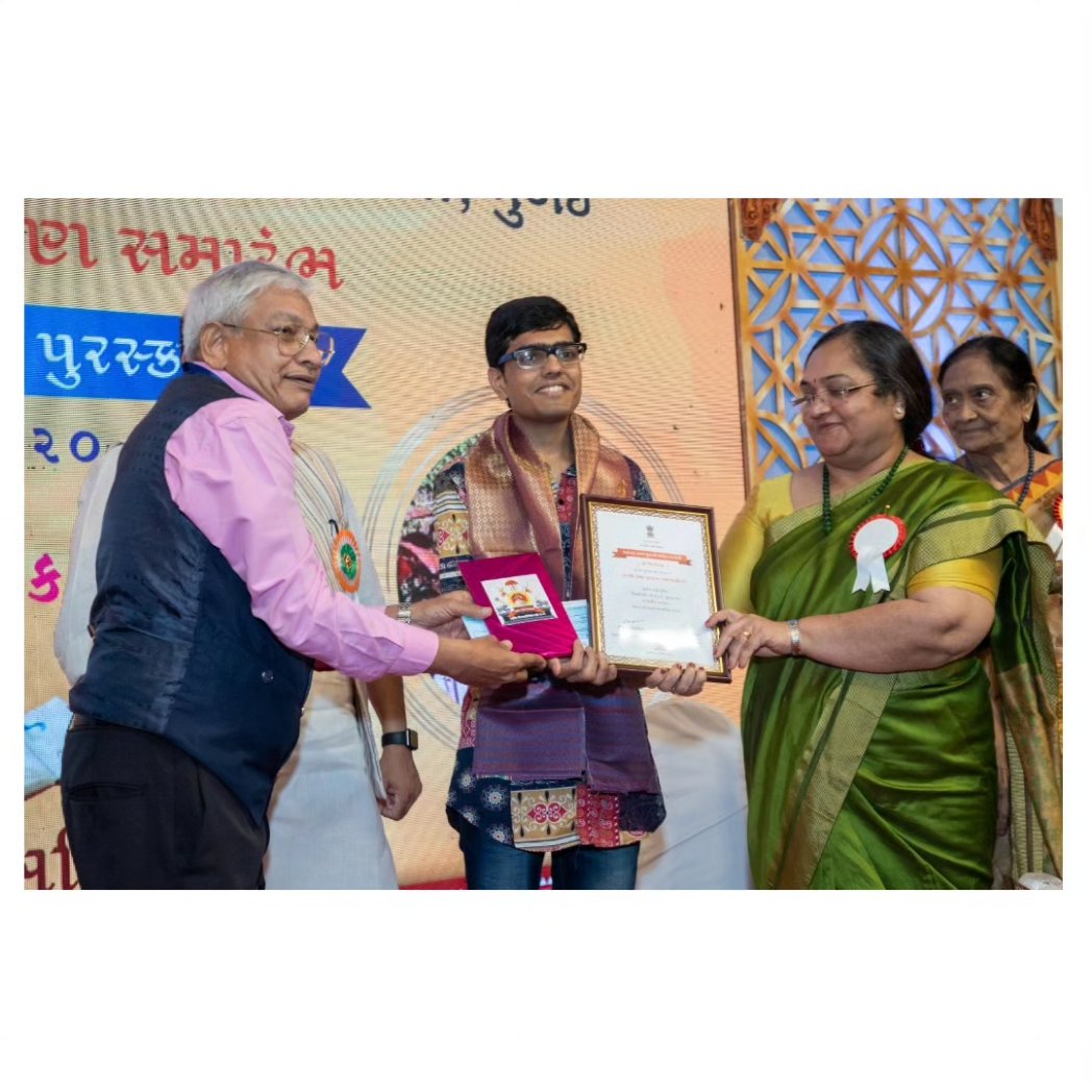 middaygujarati's tweet image. સબ-ઍડિટર ધાર્મિક પરમારને મહારાષ્ટ્ર રાજ્ય ગુજરાતી સાહિત્ય અકાદમી દ્વારા બાળસાહિત્ય માટે અપાતો દ્વિતીય  તેમના પ્રથમ બાળકાવ્ય સંગ્રહ &apos;બિલ્લી થઈ ગઈ મૉડર્ન&apos; માટે ગઈકાલે ભવન્સ, અંધેરી ખાતે આયોજિત કાર્યક્રમમાં એનાયત કરવામાં આવ્યો હતો.

#gujarati #subeditor #dharmikparmar
#maharashtra