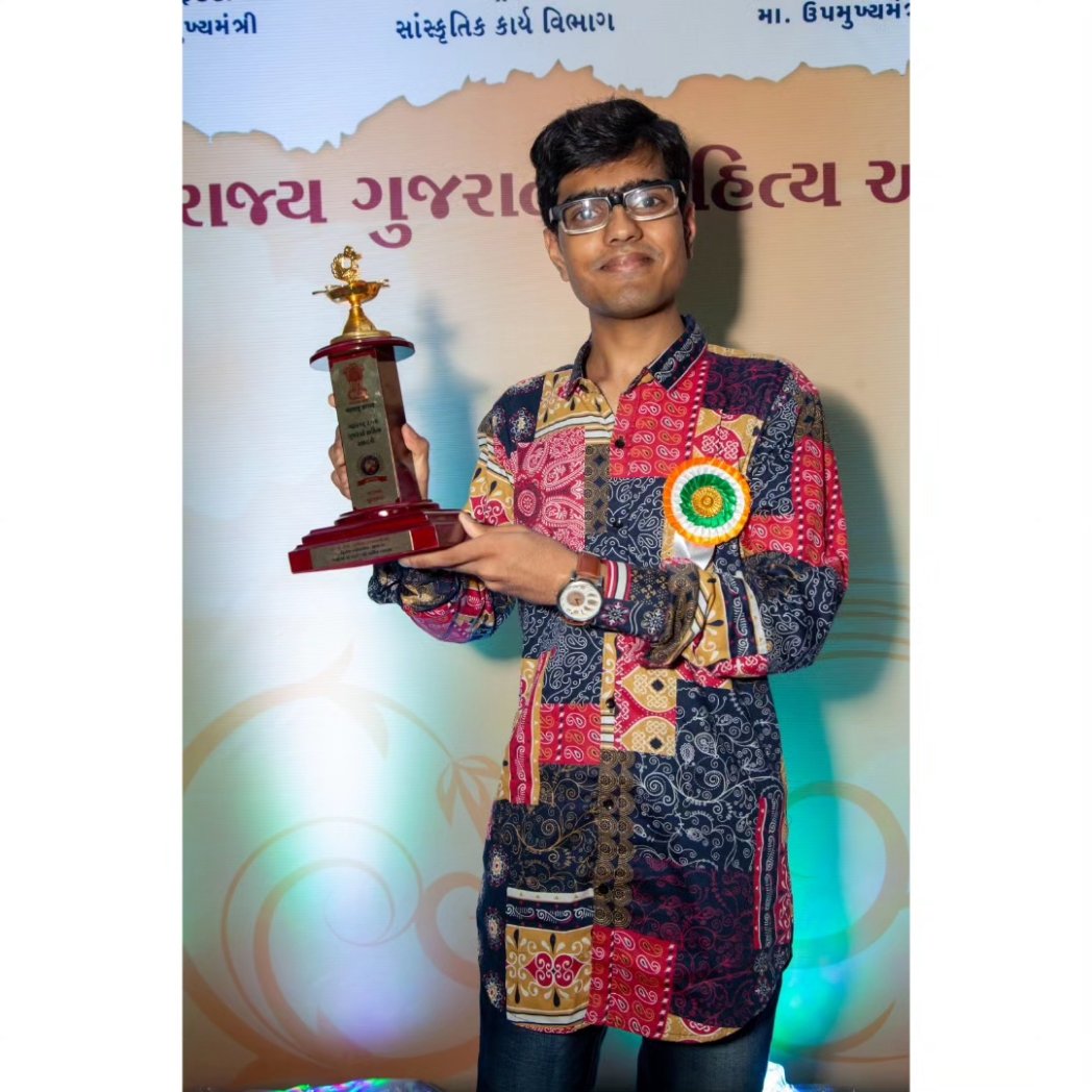 middaygujarati's tweet image. સબ-ઍડિટર ધાર્મિક પરમારને મહારાષ્ટ્ર રાજ્ય ગુજરાતી સાહિત્ય અકાદમી દ્વારા બાળસાહિત્ય માટે અપાતો દ્વિતીય  તેમના પ્રથમ બાળકાવ્ય સંગ્રહ &apos;બિલ્લી થઈ ગઈ મૉડર્ન&apos; માટે ગઈકાલે ભવન્સ, અંધેરી ખાતે આયોજિત કાર્યક્રમમાં એનાયત કરવામાં આવ્યો હતો.

#gujarati #subeditor #dharmikparmar
#maharashtra