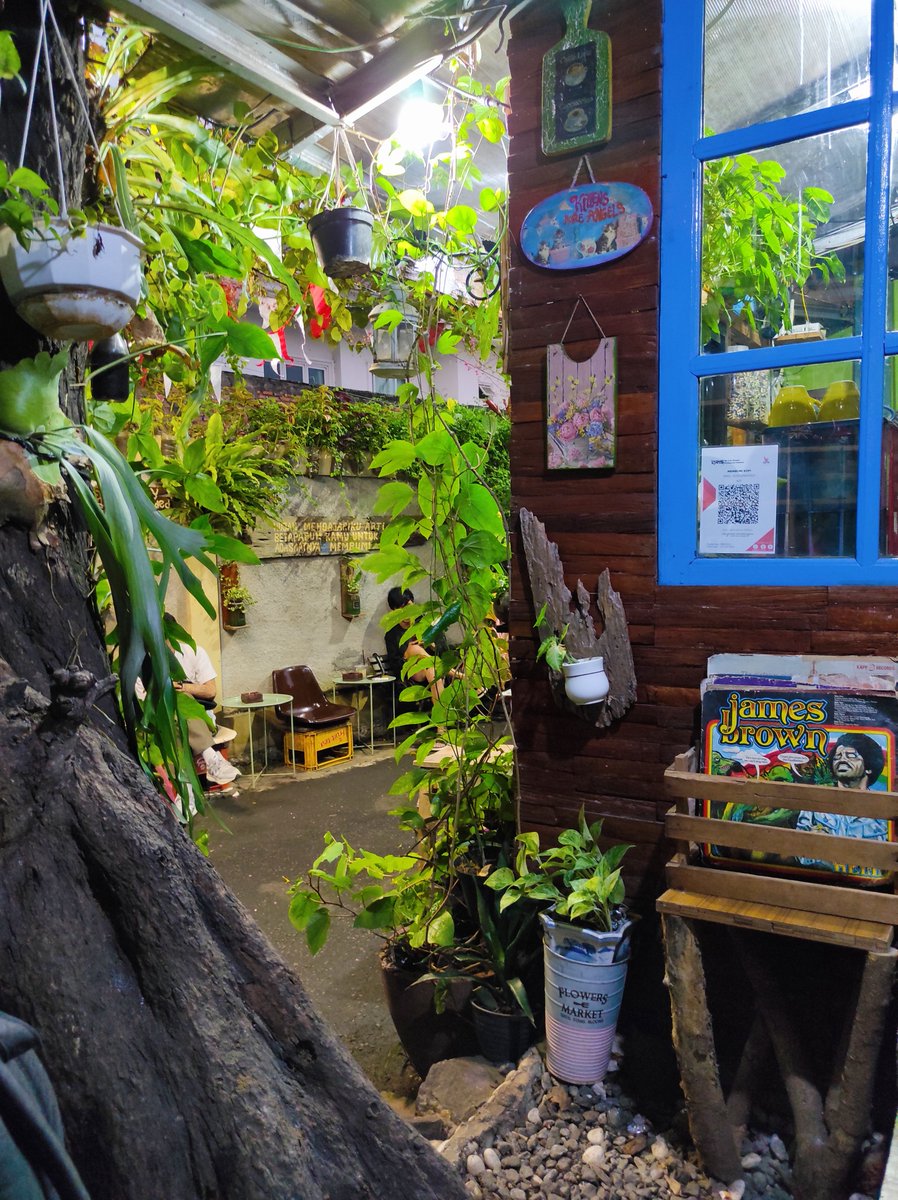 GOKIL BGT, ada kedai kopi model gini di Jaksel. Berasa lagi di Bandung vibes nya.

Cuma seukuran gerobak rokok, berkonsep banget tapi masih murah minumannya. Lokasinya masuk gang, udah hidden gem banget belum nih?