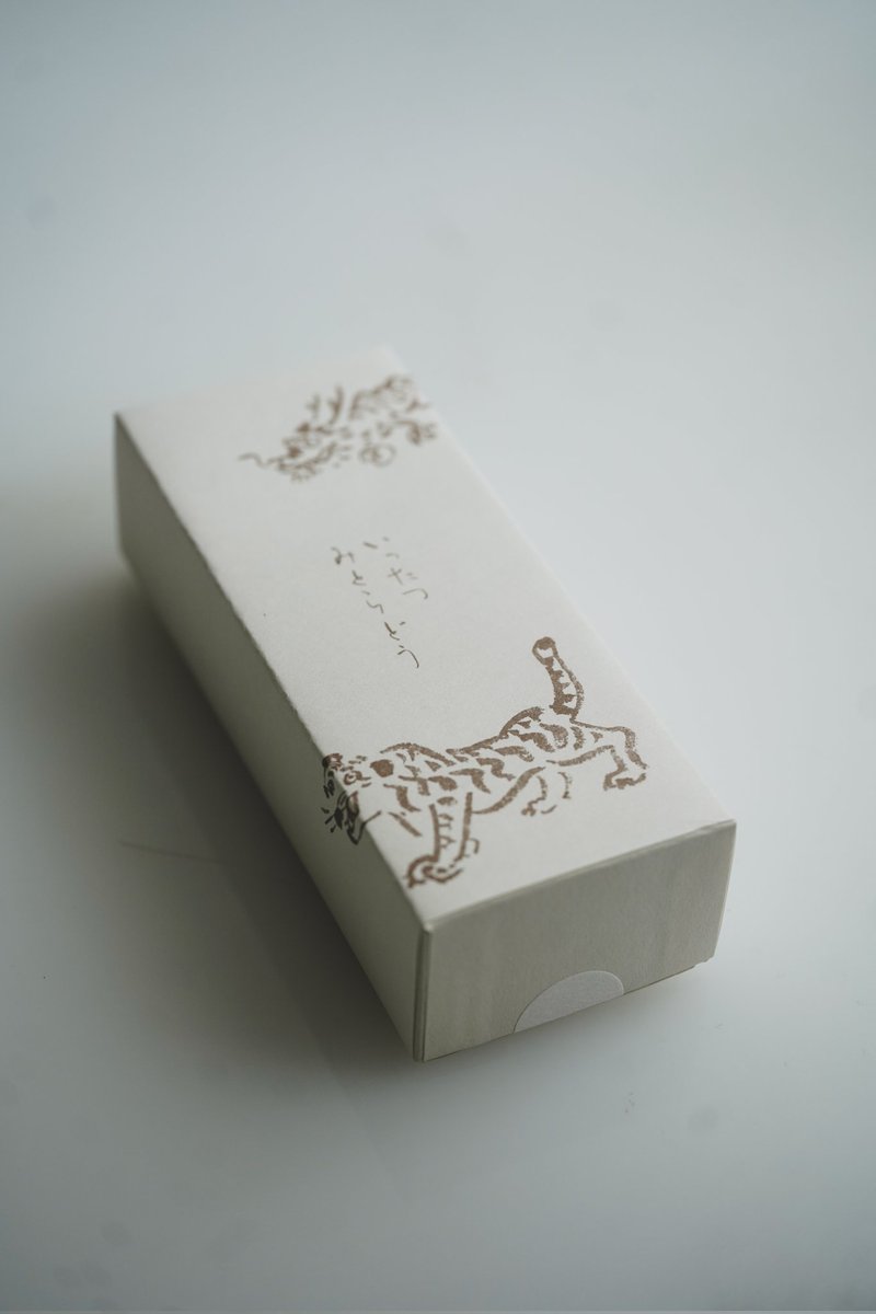 cretaro7373ufu's tweet photo. 今年一番感激した和菓子、いったつみとらどうの「椰子の白わらび餅」。ミシュラン三ツ星の日本料理店がつくるココナッツわらび餅で、食感がぷるむち、むち！　頬張るだけで感激する美味しさで、ココナッツとこんなに合うんだなと感激したのだ。昨年から帝国ホテルでも買えるように。一度は食すべし https://t.co/A2Co28KBCS