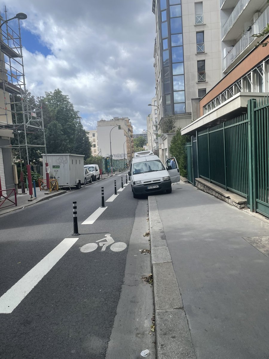 Décidément, c’est vraiment utile ces plots 👏🏼
Et sinon, des patrouilles pour faire respecter les trottoirs et les pistes cyclables ?
@VincentGOULIN <a href="/Alx_Jardin/">alexandra jardin🌹</a>