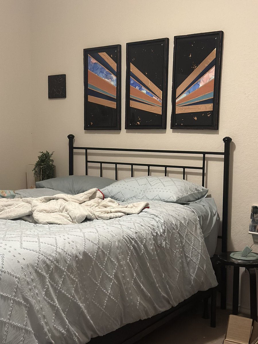 braggaboutitart's tweet photo. A small before/after 

Giving the spare bedroom a makeover! Budget under $200. Headboard was $55! Planning on new bedding and some rugs as well as some shelving https://t.co/TGhQM9mD7d