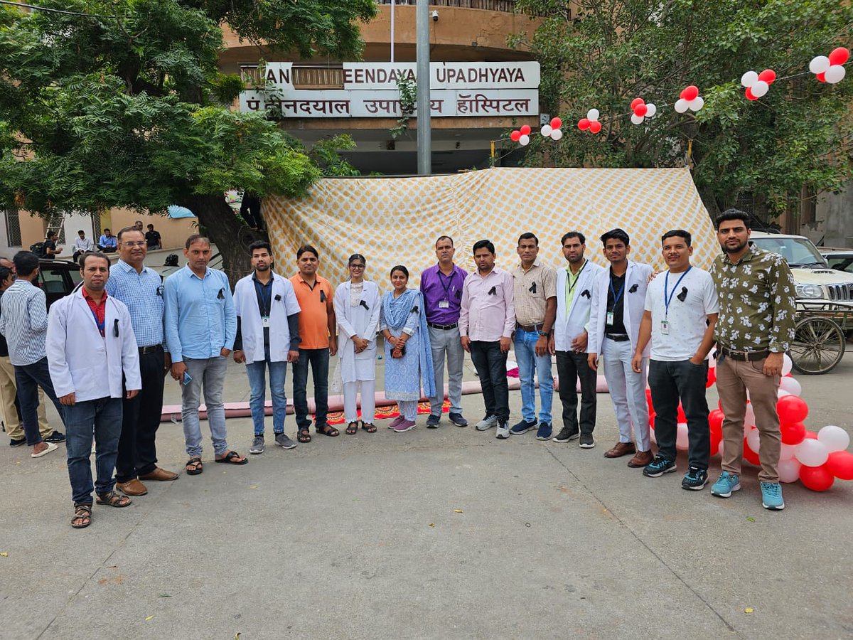 #फार्मासिस्ट_का_कालीपट्टी_बांधकर_प्रर्दशन
<a href="/RPEA_U/">RAJASTHAN PHARMACIST EMPLOYEE ASSO.(U)</a> के आवाह्न पर  सेवारत फार्मासिस्ट साथियों की 4 माह बाद भी 7 सूत्रीय मांग नही मानने पर सरकार <a href="/RajGovOfficial/">Government of Rajasthan</a> का ध्यान आकर्षण हेतु पूरे प्रदेश भर में गांधीवादी तरीके से प्रदर्शन किया..
<a href="/ashokgehlot51/">Ashok Gehlot</a> 
<a href="/_lokeshsharma/">Lokesh Sharma</a> 
<a href="/artizzzz/">Arti Dogra</a>