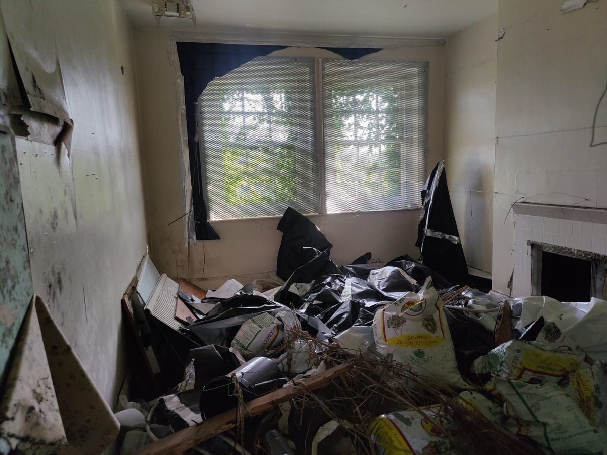 HousRebellion's tweet photo. Wellington Mews - 28 flats which families could be living in left to rot by the Ministry of Justice for 10 years - a criminal act in our opinion   #HousingRebellion #HousingNeedNotGreed https://t.co/xOxBN0JvG8