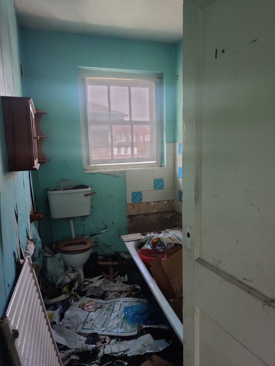 HousRebellion's tweet photo. Wellington Mews - 28 flats which families could be living in left to rot by the Ministry of Justice for 10 years - a criminal act in our opinion   #HousingRebellion #HousingNeedNotGreed https://t.co/xOxBN0JvG8