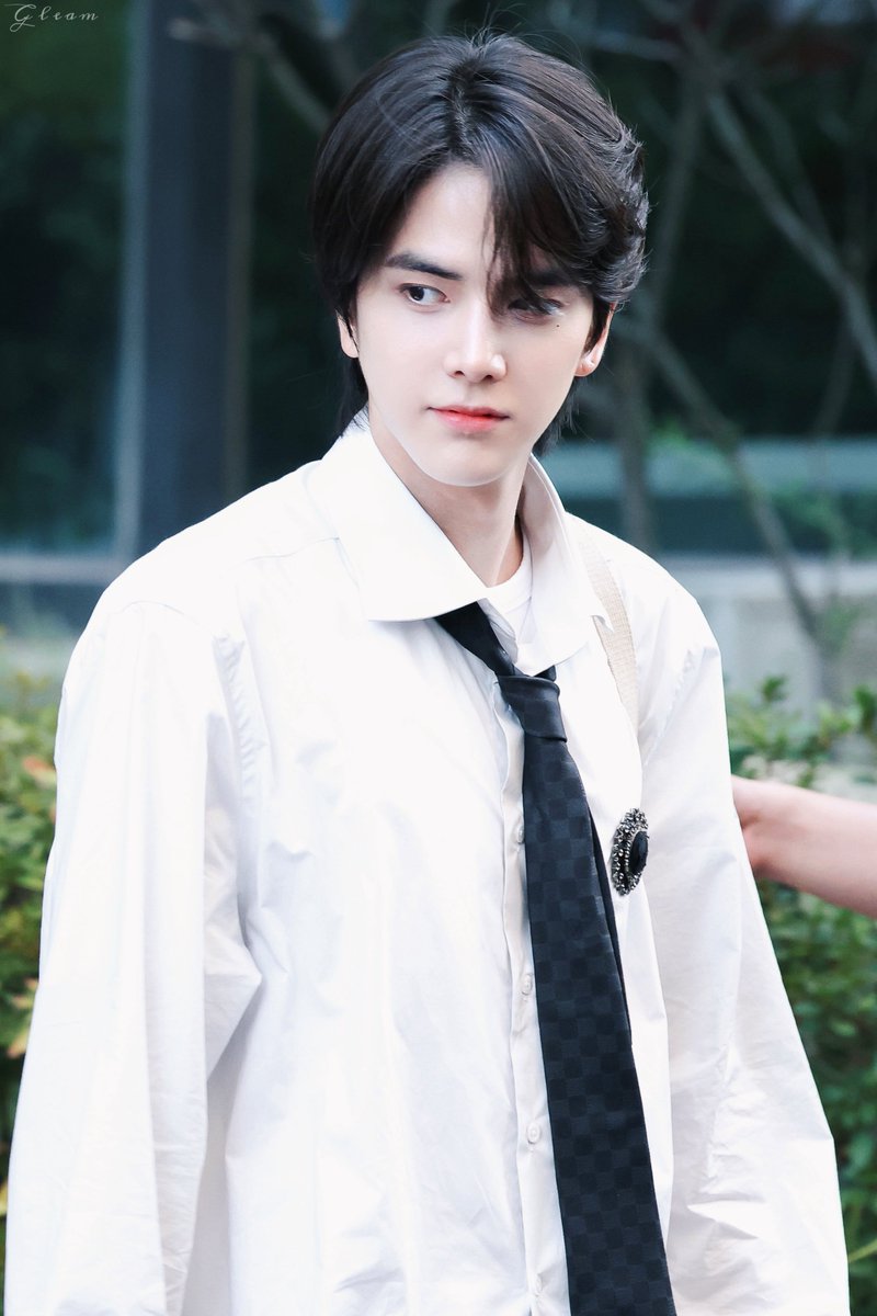 08GLEAM08's tweet photo. 230825 뮤직뱅크 퇴근

#더보이즈 #영훈 
#THEBOYZ #YOUNGHOON https://t.co/LiGTAKqqIA