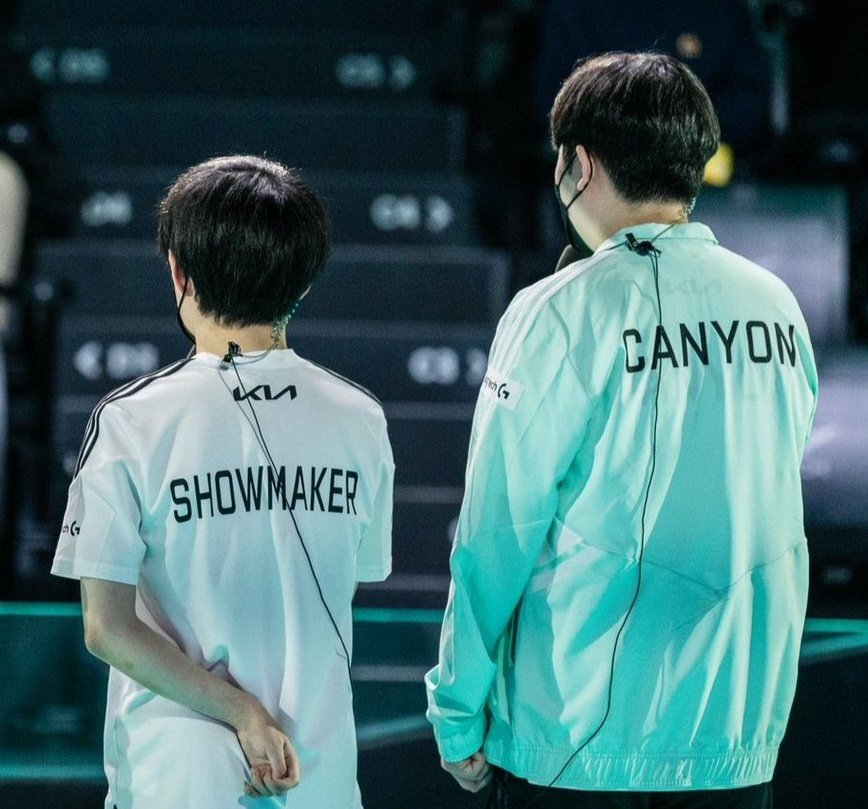 gifgif722's tweet photo. 담원게이밍 - 담원기아 - 디플러스기아 로 이어지는 LCK 최초 5연속 월즈 진출, 19년도부터 이어진 선발전 승률 100% 
를 자랑하는 팀에 5년동안 주전으로 뛰고 있는게 우리 미드정글이야... https://t.co/2yxEXw9o92