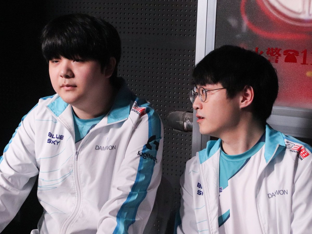 gifgif722's tweet photo. 담원게이밍 - 담원기아 - 디플러스기아 로 이어지는 LCK 최초 5연속 월즈 진출, 19년도부터 이어진 선발전 승률 100% 
를 자랑하는 팀에 5년동안 주전으로 뛰고 있는게 우리 미드정글이야... https://t.co/2yxEXw9o92