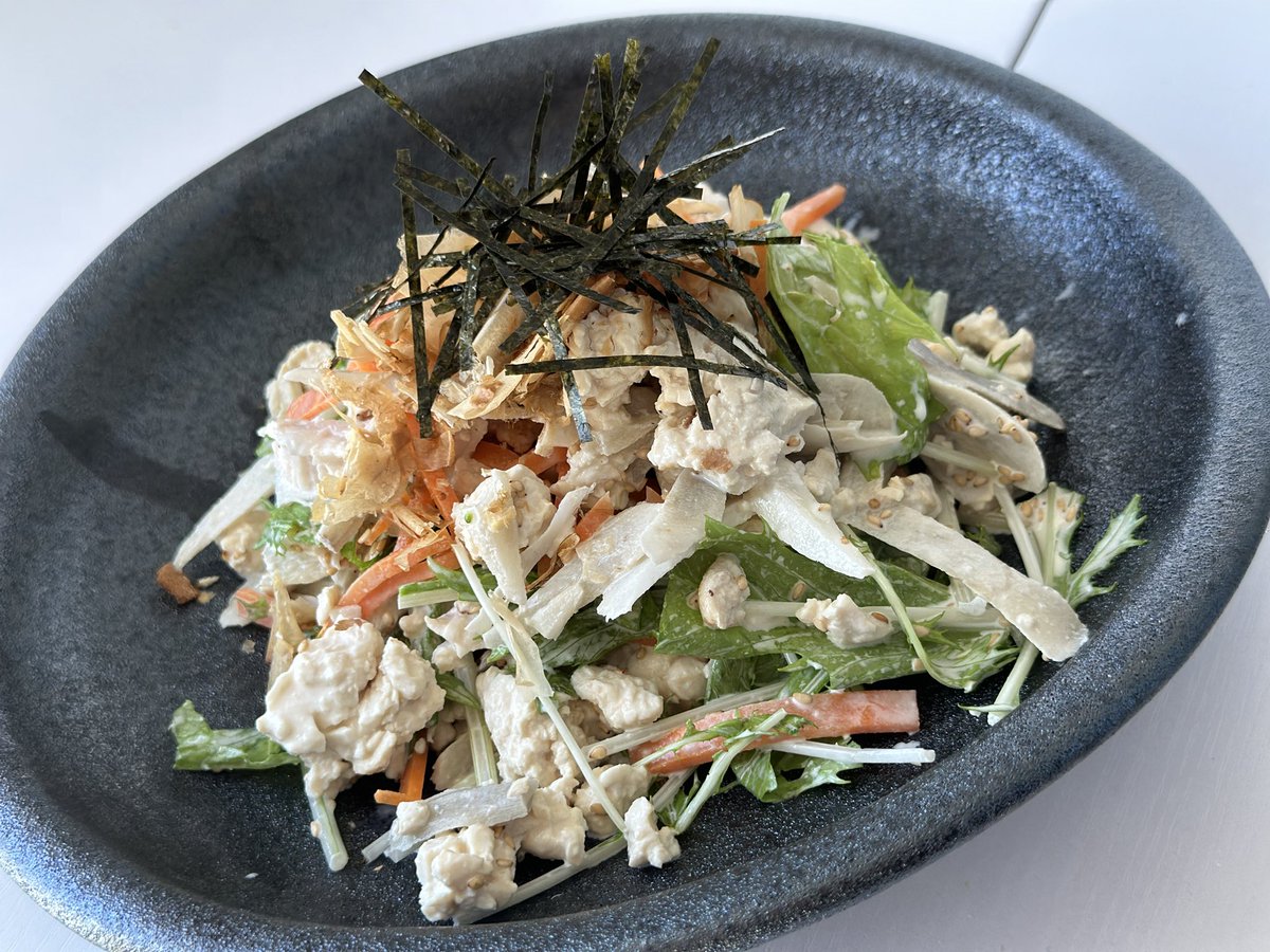 yuchaos_m's tweet photo. デパ地下の豆腐とごぼうの和風サラダ
美味しすぎて食べ続けてたら、

何故か痩せたのでコスパ重視して再現したら、本家越えた美味しさに...

美味しすぎるドレッシングは↓

①白ごま大1、お酢大1、醤油小2、わさびチューブまたは練りからし小1、マヨネーズ大2、甘酒またはお砂糖か蜂蜜小1を容器に入れて混ぜる。

②水菜1/3束、炒めたお豆腐150g、冷凍のささがきごぼう50g、人参1/2本、ささみ2本いれて①和える。

③鰹節、刻み海苔のせたら完成。
