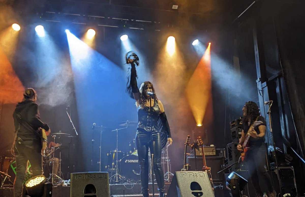Conciertazo anoche. Comunión rockera total. 

Gracias por amar el rock y acompañarnos a las Festas Do Mar en Malpica!