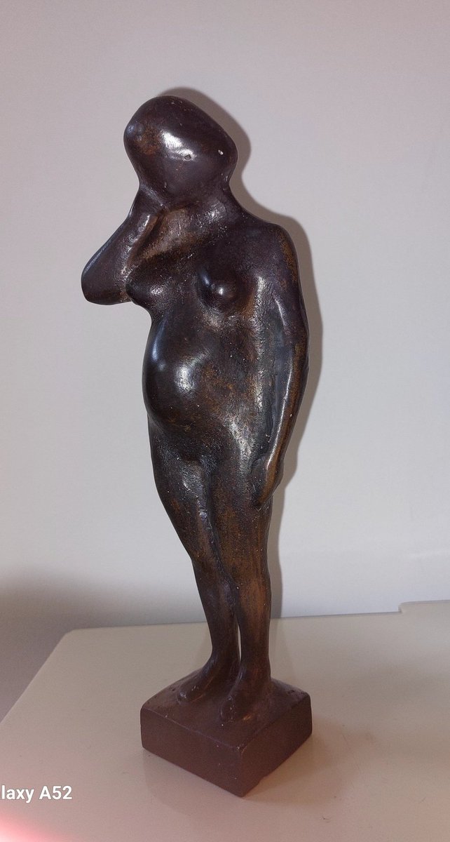 Massief bronzen beeldje van een zwangere vrouw. 27.5 cm.
marcelgieling.nl