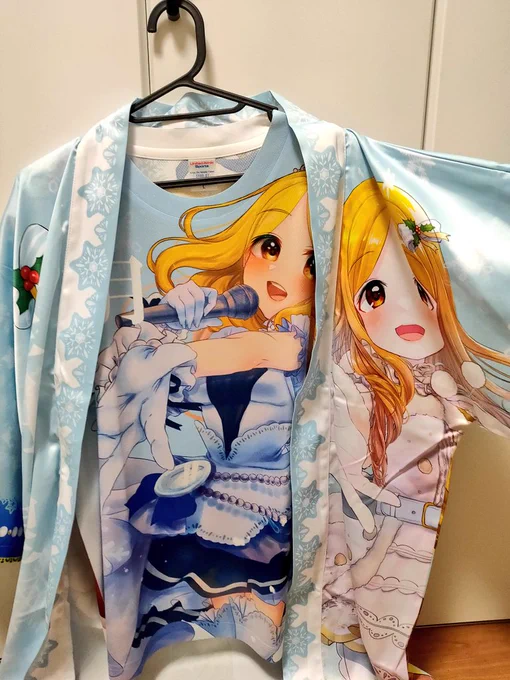 ちなみに両方着るとこうなります!!聖のスターリースカイ・ブライト、SSR1枚目、背中に私服、SSR2枚目の聖を纏えますね 