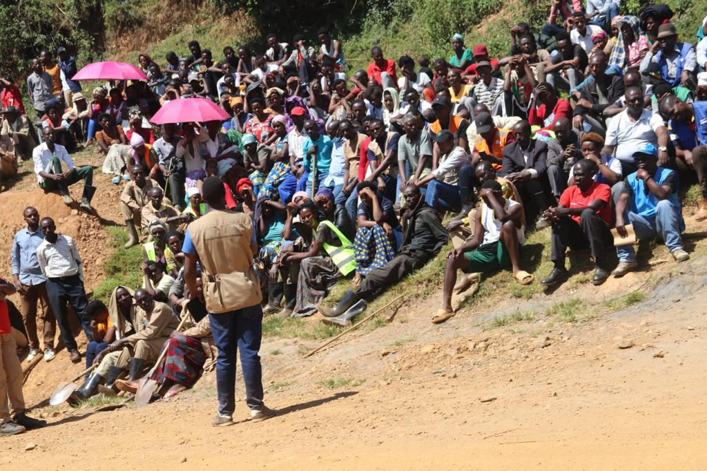 pfrwanda's tweet photo. Every month #Person_of_Concerns, join hands in #Community_work to Improve sanitation in surrounding areas, Enhance #well_being by reducing feelings of isolation, strengthen #community_bonds, and receive #Key_Messages. https://t.co/mNalfP6kQD