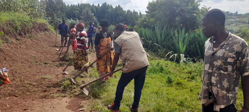 pfrwanda's tweet photo. Every month #Person_of_Concerns, join hands in #Community_work to Improve sanitation in surrounding areas, Enhance #well_being by reducing feelings of isolation, strengthen #community_bonds, and receive #Key_Messages. https://t.co/mNalfP6kQD