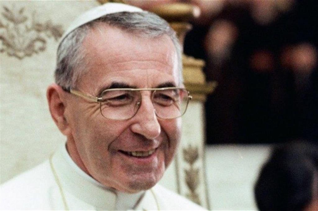 PaoloPomata's tweet photo. "Mi metto davanti al Signore, e non dico niente. In qualche maniera lo guardo. Sembra che valga poco, questa preghiera, invece può essere superiore alle altre".
#BeatoGiovanniPaoloI https://t.co/bnKpHU7bzQ