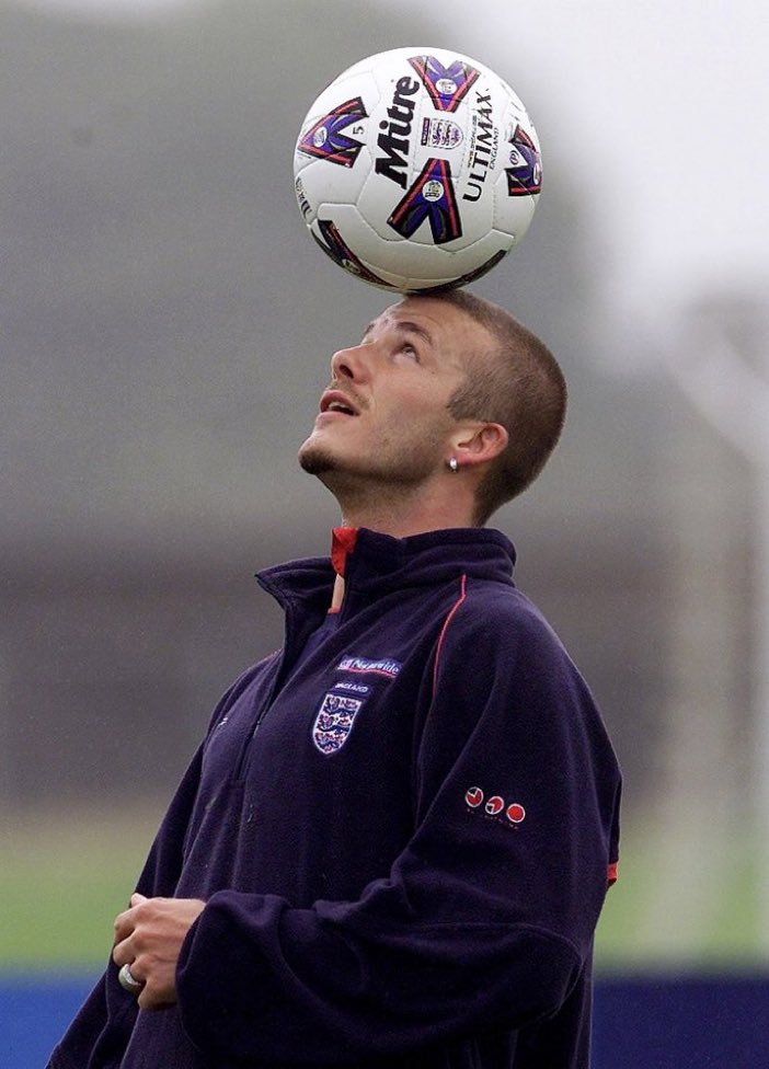David Beckham training with England in 2001… look at that ball ⚽️👀