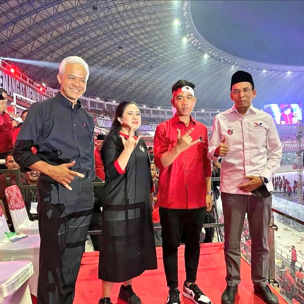 𝗔𝗽𝗲𝗹 𝗦𝗶𝗮𝗴𝗮 𝟯𝟯 𝗥𝗶𝗯𝘂 𝗞𝗮𝗱𝗲𝗿 𝗣𝗗𝗜 𝗣𝗲𝗿𝗷𝘂𝗮𝗻𝗴𝗮𝗻, 𝗔𝗽𝗮 𝗠𝗮𝗸𝗻𝗮𝗻𝘆𝗮?

Bikin merinding, 33 ribu kader PDI Perjuangan Jawa Tengah kompak memakai kaos bergambang Ganjar Pranowo (bukan kaos partai) di Apel Siaga yang dipimpin Mbak Puan Maharani.

Apel