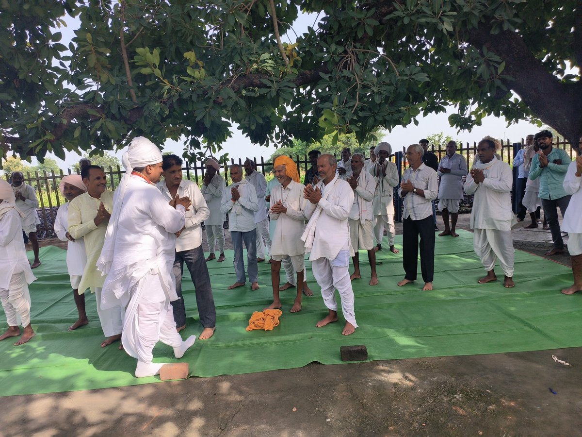 PurshottamDangi's tweet photo. आज ब्यावरा विधानसभा क्षेत्र के ग्राम  भाटखेड़ी में ग्राम वासियों द्वारा आयोजित श्रीमद्ध भागवत कथा में सम्मिलित होने का सौभाग्य प्राप्त हुआ https://t.co/8sX3U6rdso
