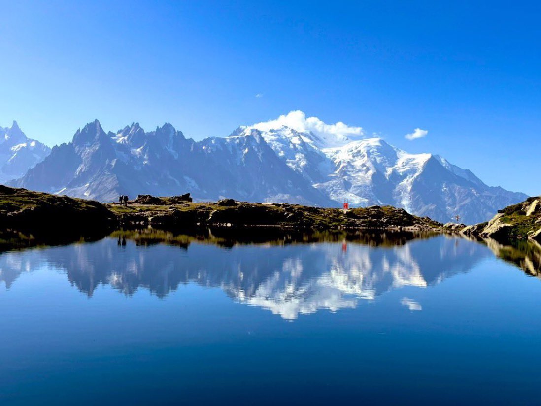 Ça valait le coup de se lever tôt !
🤩

📍Lac des Chéserys ~ 2150m

#trail #trailrunning #hiking 
#outdoor #outdorlife #rando 
#moutainaddict #mountainlove 
#aiguillesrouges #mountainview 
#lacdecheserys #montblanc 
#chamonixmontblanc #alps