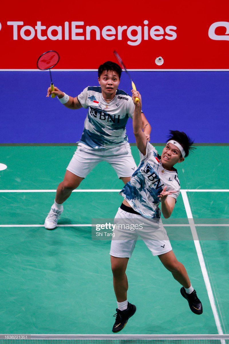 rubbergameid's tweet photo. Kagum dengan seberapa sering Fadia ngerusak rotasi Kim/Kong lewat pukulan2 ajaibnya. Resep yang pas untuk melengkapi agresivitas Apri--dan senyumnya--hari ini.

Performa yang luar biasa. Final yang layak.

#BWC2023 https://t.co/lXFUC9JVSg