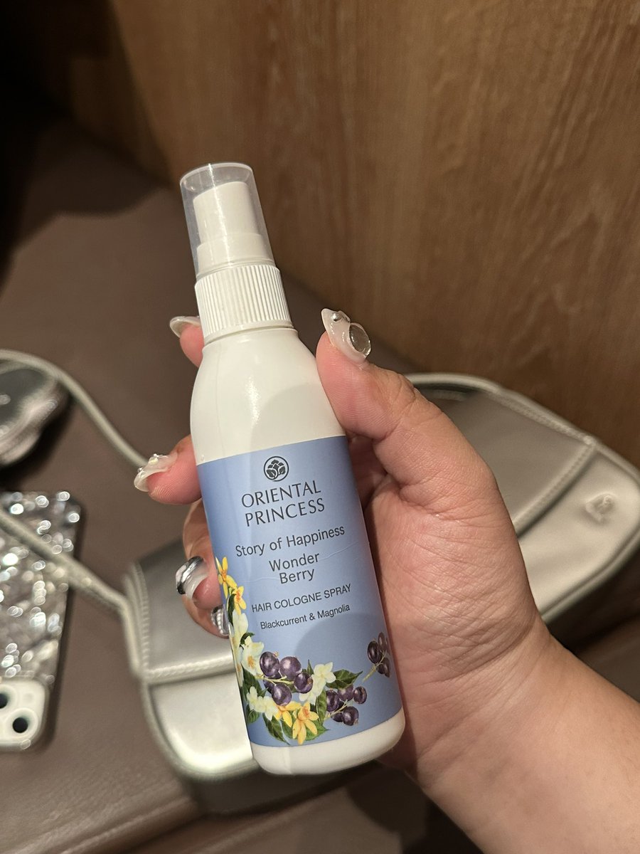 ห้ามเลิกขายเด็ดขาด ไม่ว่าจะยังไงก็ห้ามเลิกขาย ตัวช่วยไม่ให้ผมเหม็นระหว่างวัน จะไปกินข้าวร้านไหนก็ไม่กลัว เนี่ย ไปคอนเสิร์ตต่อได้เลย ฉีดผมแล้วจบ ผมหอมฟุ้งแล้ว สบายใจละ55555555 สีฟ้าหอมสุด ชอบมากๆ ขวดที่เท่าไหร่แล้วก็ไม่รู้ ✨