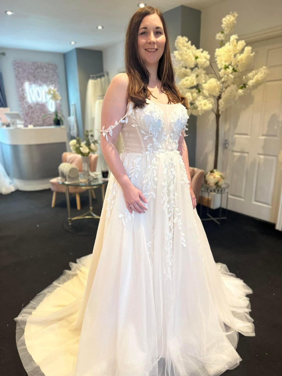IvoryOfCheshire's tweet photo. Erica🤍

A-line dress with subtle leaf lace detailing. Sleeve can be worn on or off the shoulder! Shown in a champagne but is available in ivory

Currently £949

#ivoryofcheshire #foreverivorygirls #bohovibes #glittertulle #weddingdress #bridalboutique https://t.co/bQkK69VDHU