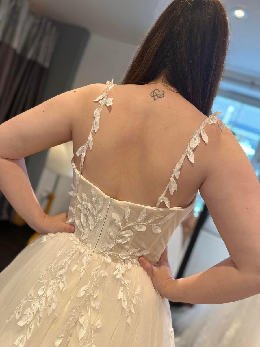 IvoryOfCheshire's tweet photo. Erica🤍

A-line dress with subtle leaf lace detailing. Sleeve can be worn on or off the shoulder! Shown in a champagne but is available in ivory

Currently £949

#ivoryofcheshire #foreverivorygirls #bohovibes #glittertulle #weddingdress #bridalboutique https://t.co/bQkK69VDHU