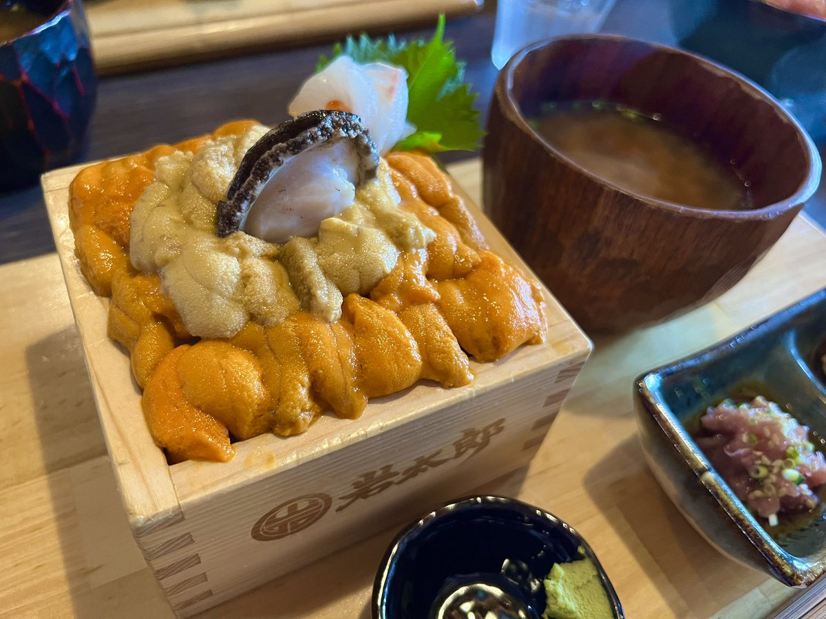 uni_mafumafu's tweet photo. 北海道行ってきました。
うに、今まで食べた物で一番おいしかったかもしれない(´；ω；｀)

気候も食も自分に合いすぎていて体調いいし、数年以内に北海道に引っ越そうと思う。ほんとに楽しかった。 https://t.co/NGaYJ2iMkc