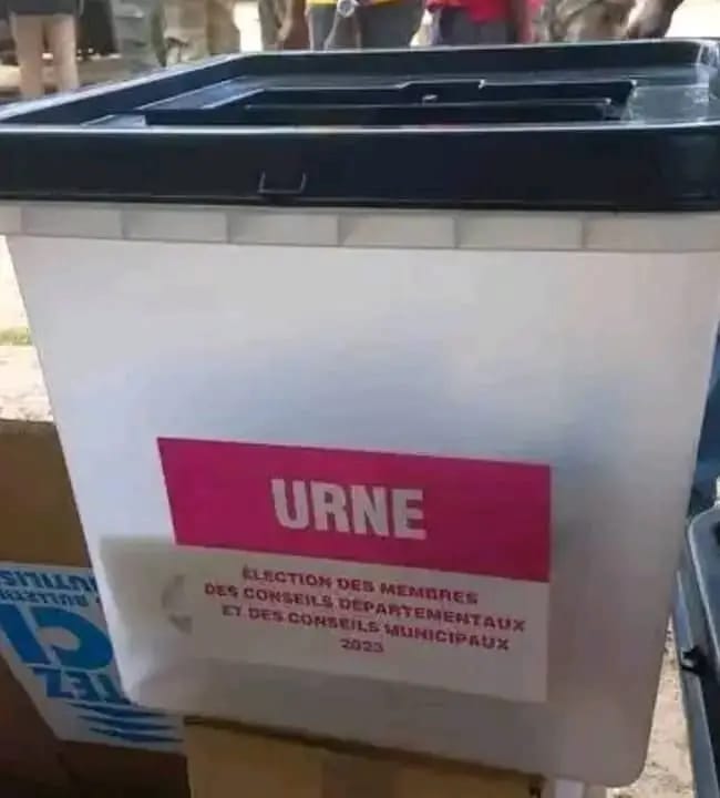 GabomaIronLady's tweet photo. Au Centre de vote de l'école Martine Oulabou - des urnes seraient arrivées pleines.

#GabonVote241
#Gabon2023
#MaVoixCompte241 https://t.co/sKw5uVtCRA