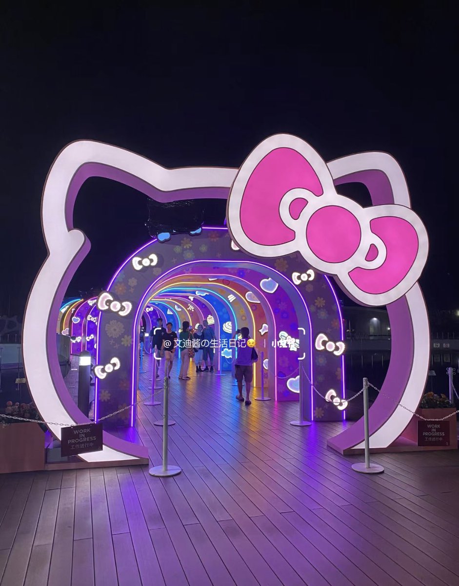 piinkimi_'s tweet photo. what if we held hands here https://t.co/detAmbpAfj