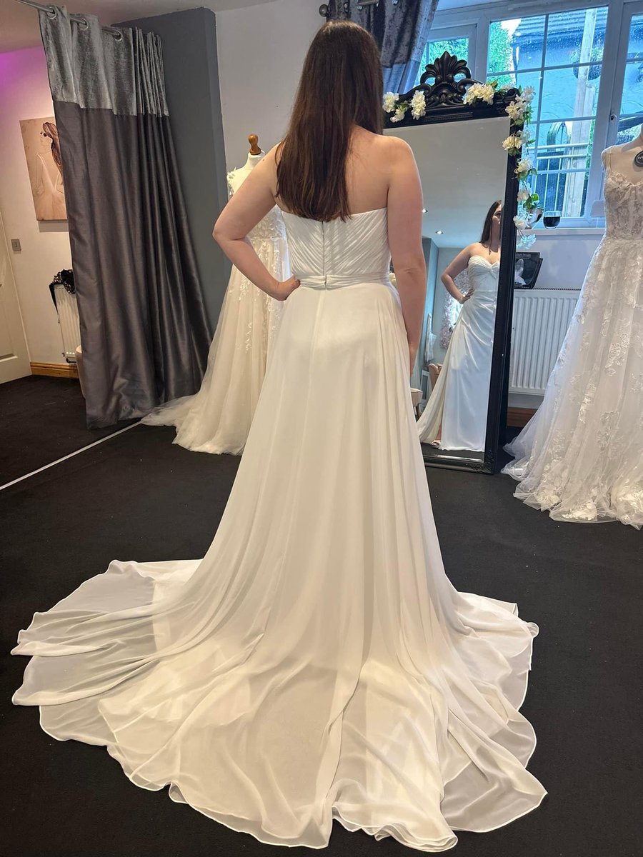 IvoryOfCheshire's tweet photo. Acacia🤍

4 looks 1 dress!

Comes with cape and detachable train. A simple dress with a flare to give your dress some edge. 

Currently £949

#ivoryofcheshire #foreverivorygirls #cape #detachabletrain #simple #weddingdress #bridalboutique https://t.co/1RdVFtRxZN