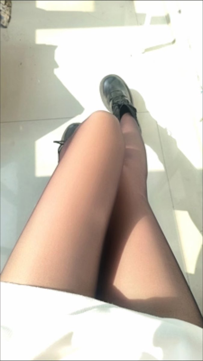 sususama01's tweet photo. 贱狗 想不想脱下主人的靴子舔着主人焖了一天的脚 跪好 先把主人鞋底的灰清理干净贱狗，你是不是傻逼贱货“舔脚奴”是不是啊 是不是啊 一边舔一边掌嘴像牲畜一样给主人舔着鞋子，到时候奖励你含住主人的脚趾乖乖的~脚趾缝也���舔干净哦
#丝袜脚 #调教 #言语羞辱 #舔脚调教 #舔鞋底 #贱狗舔脚  #女S调 https://t.co/FClxNqjKOG