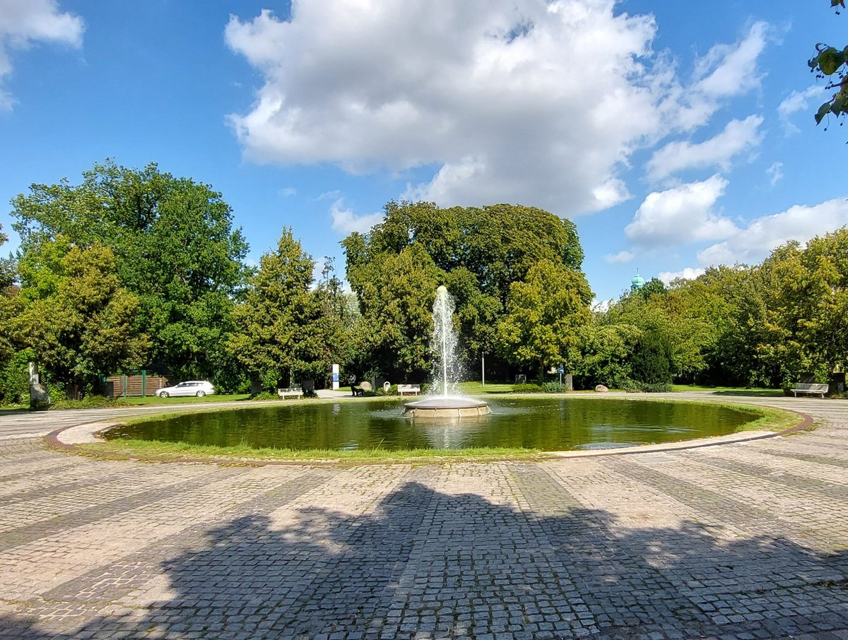 FreddyChiller's tweet photo. Es wird wieder Wasser gespart! Ok also er hat mehre Stufen von klein bis Groß. Auch der Grüne Rand ist Neu aber bepflanzt sähe er schöner aus😅. @oeyni @StadtBadOey https://t.co/tlspvKNb43