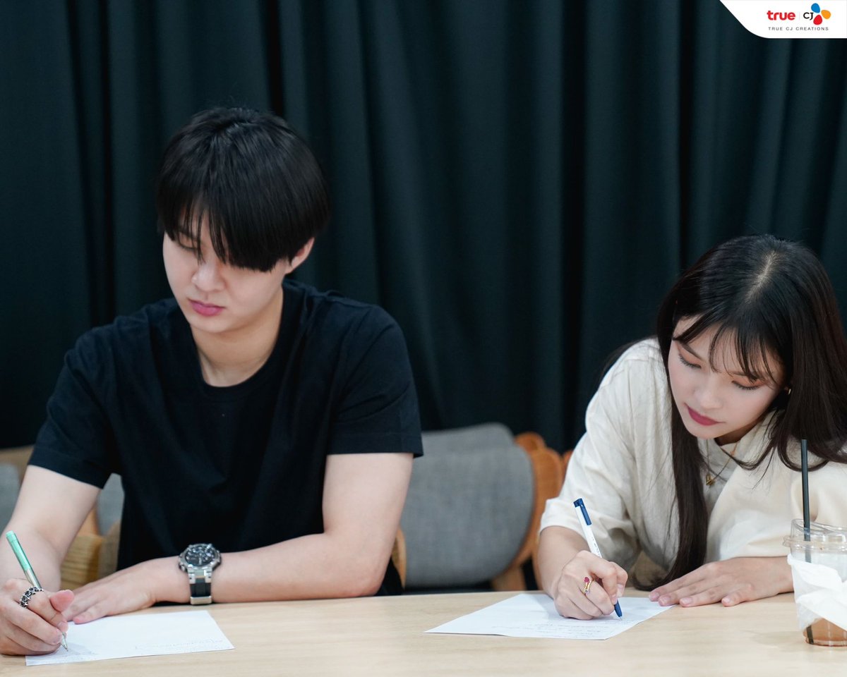 truecjcreations's tweet photo. นักเรียนตั้งใจนั่งเรียน Workshop กันขนาดนี้ต้องปังแล้วไหมแก!! ❤️🐉🦋💙

#TrueCJ #TrueCJCreations
#Saint_sup #MingEr 
#Ornoung #MoveORN #เซ้นต์อร https://t.co/0ZJHZRIOnp