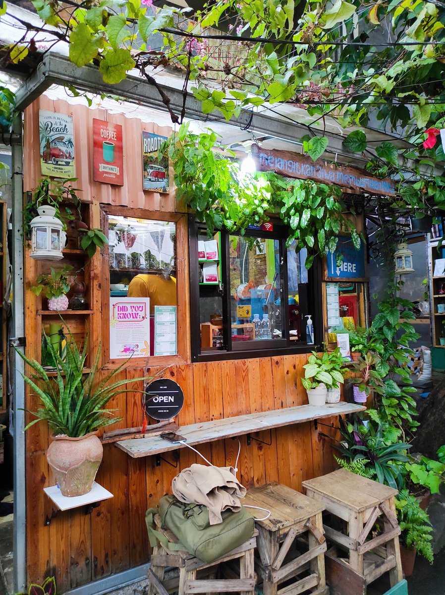 Widino's tweet photo. GOKIL BGT, ada kedai kopi model gini di Jaksel. Berasa lagi di Bandung vibes nya.

Cuma seukuran gerobak rokok, berkonsep banget tapi masih murah minumannya. Lokasinya masuk gang, udah hidden gem banget belum nih? https://t.co/J3tspSWZn4