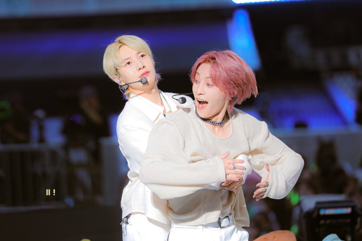 fentyyangx2's tweet photo. this photo sequence is so cute the way yangyang was shocked of renjun 😭 https://t.co/K7r4qtmEH0