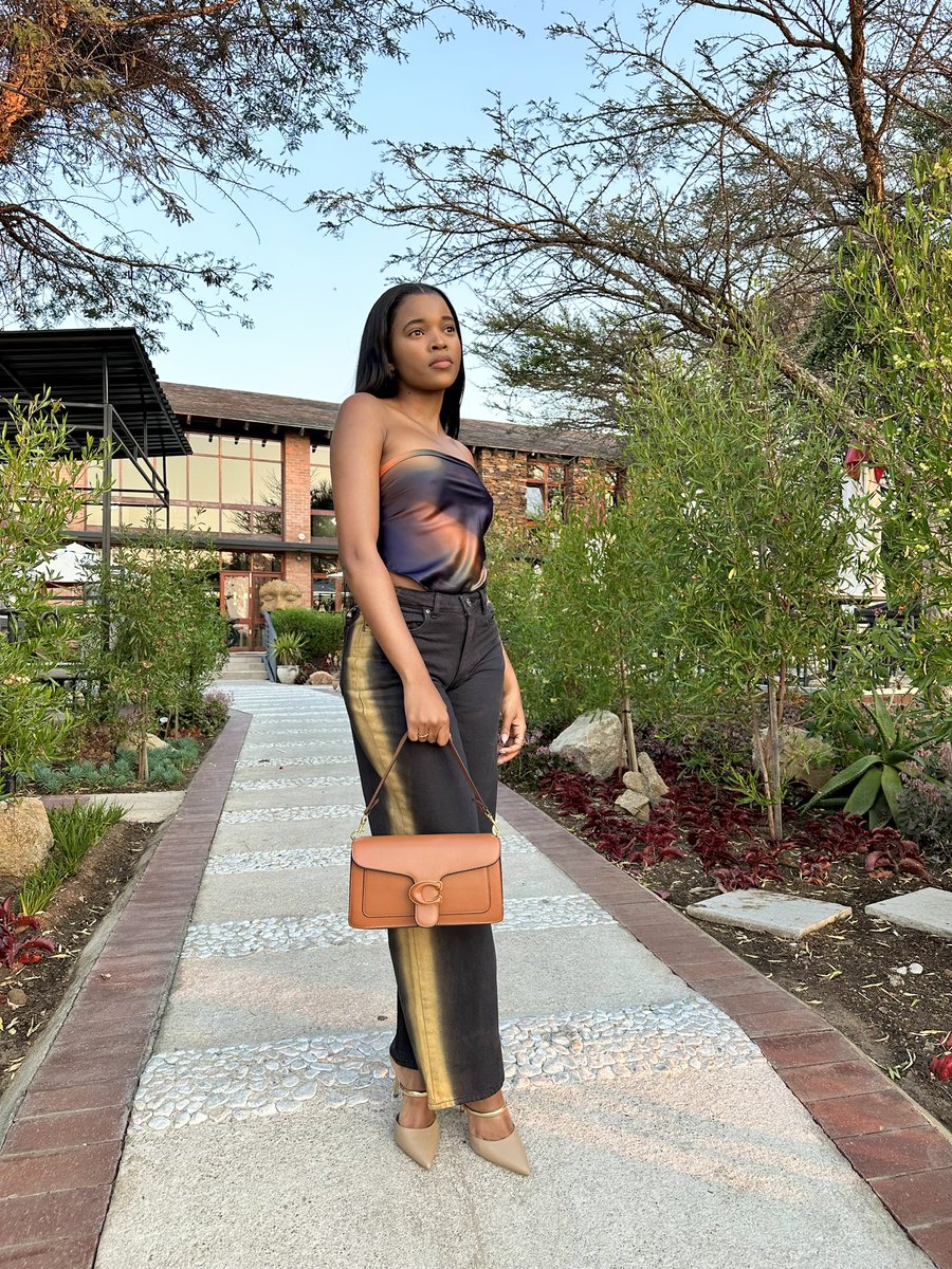 Gratitude can transform common days into thanksgivings, turn routine jobs into joy, and change ordinary opportunities into blessings💋❤️🔥 may you guys have a blessed weekend. 

TsatsiiMadiba