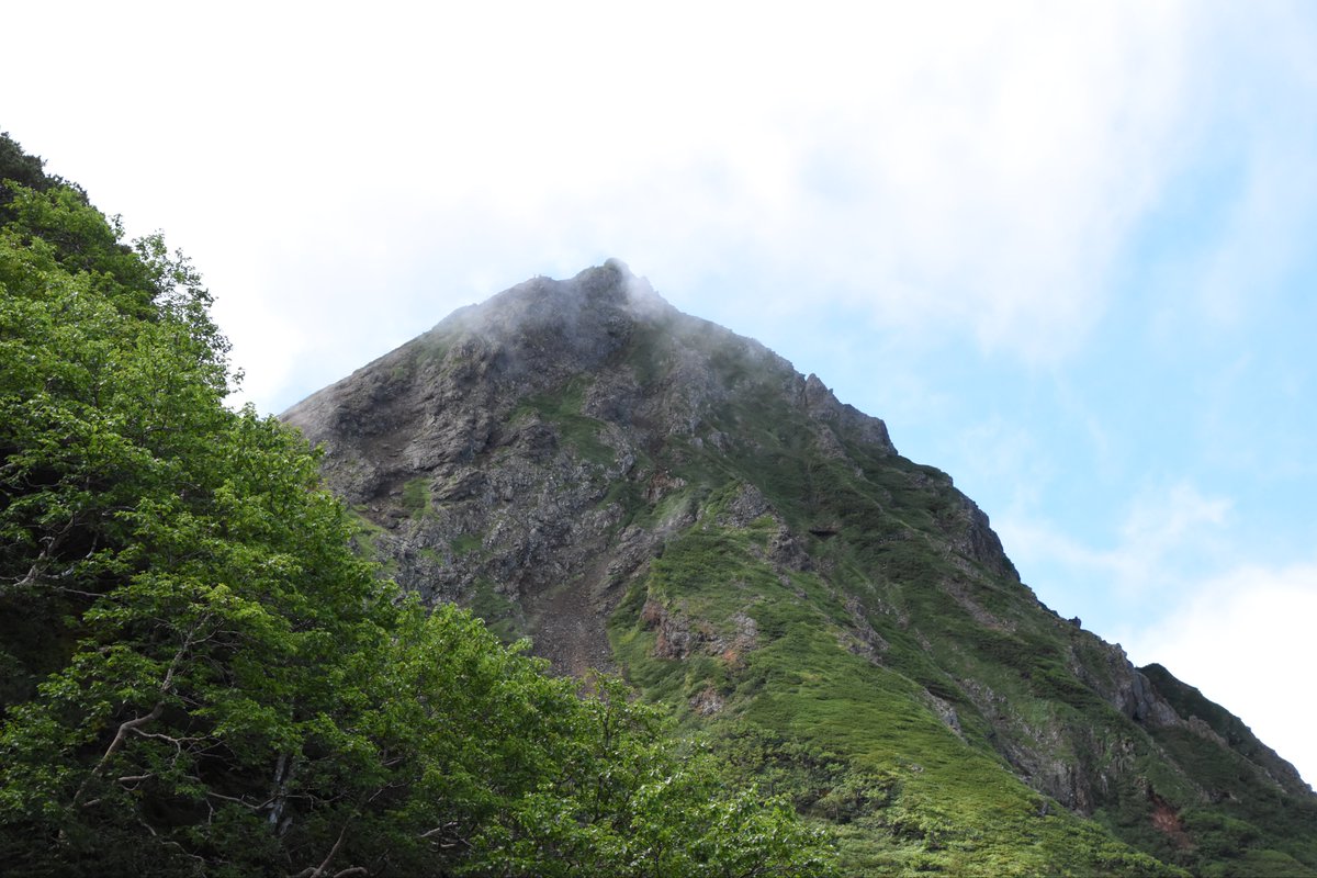 ８月２２日。赤岳登頂。
赤岳鉱泉=&gt;行者小屋=&gt;地蔵尾根=&gt;赤岳=&gt;文三郎尾根=&gt;赤岳鉱泉。
下は晴れていたが、稜線はガスの中。地蔵の頭から赤岳山頂の間、展望はありませんでした。でも雨にも雷にも出会わずに無事に登頂できたので、良しとしなければ。
#八ヶ岳
#赤岳