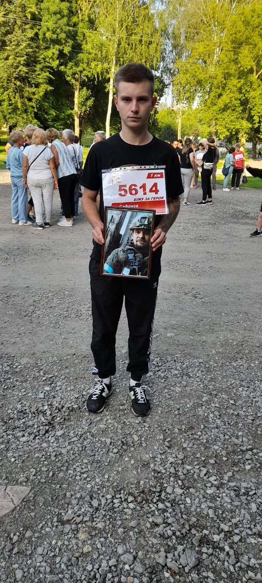 OlaMacala's tweet photo. Сьогодні в місті,де похований @daniil_donetsk проходить забіг «Біжу за Героя». Вибравши Героя та дистанцію люди забовʼязані її подолати в його честь🥺❤️‍🩹
Дякую! https://t.co/dLnFYvfD7K