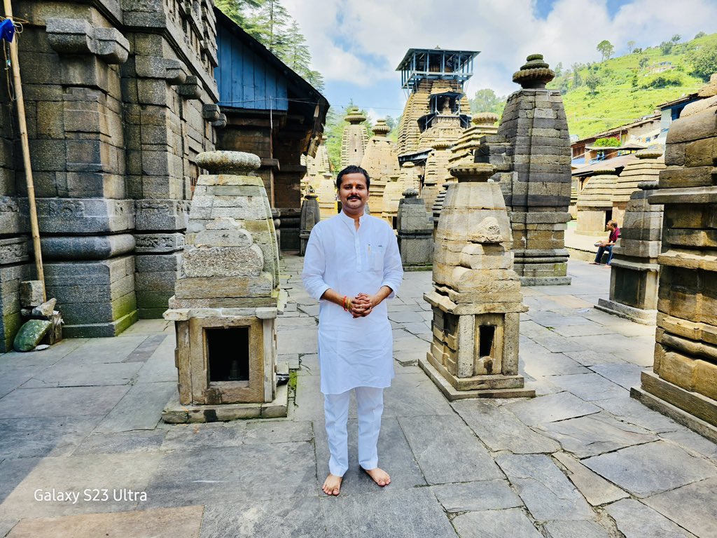 satyamsofficial's tweet photo. अल्मोड़ा स्थित प्रसिद्ध जागेश्वर धाम में भगवान शिव की पूजा-अर्चना करने का सौभाग्य प्राप्त हुआ। इस अवसर पर मैंने बाबा भोलेनाथ से समस्त प्रदेशवासियों के सुख-समृद्धि एवं कल्याण की कामना की।

#jageshwardham #jageshwar #shiva #uttarakhand #uttarakhandheaven https://t.co/Stuql5RPT6