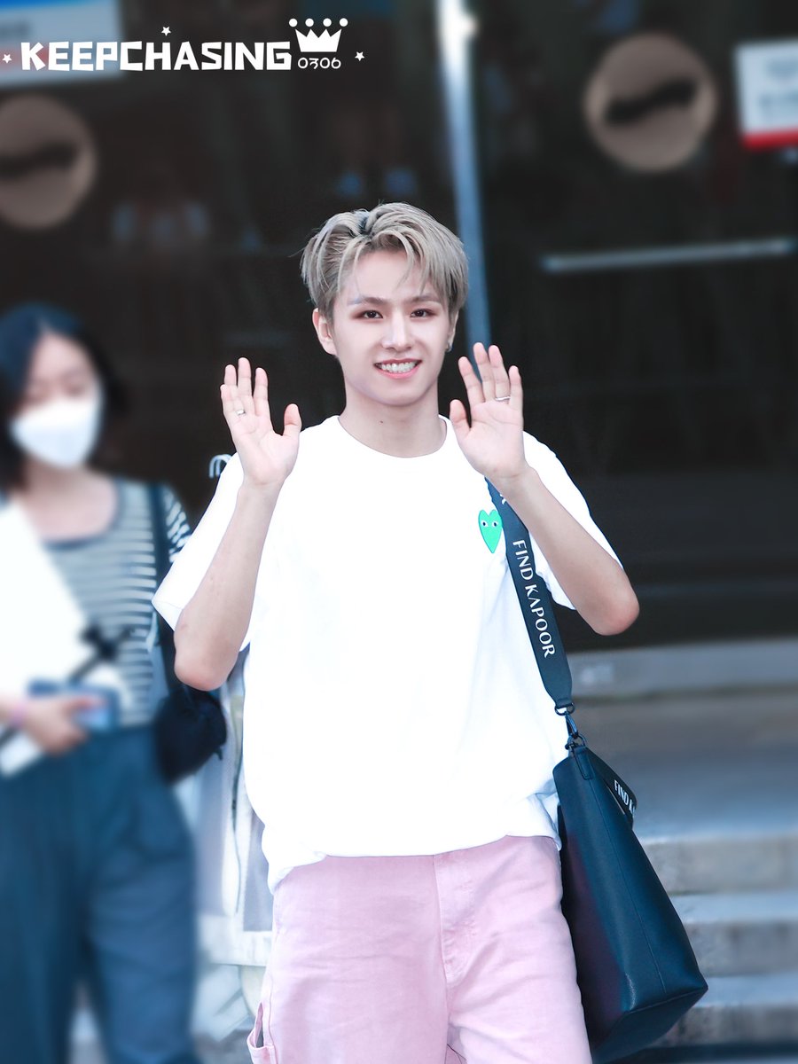 20230825 
下班啦💛🤍

#레비 #レビ #WANGZIHAO #ワンズハオ #AIBAE_OutNow #LEV #왕즈하오 #ズハオ